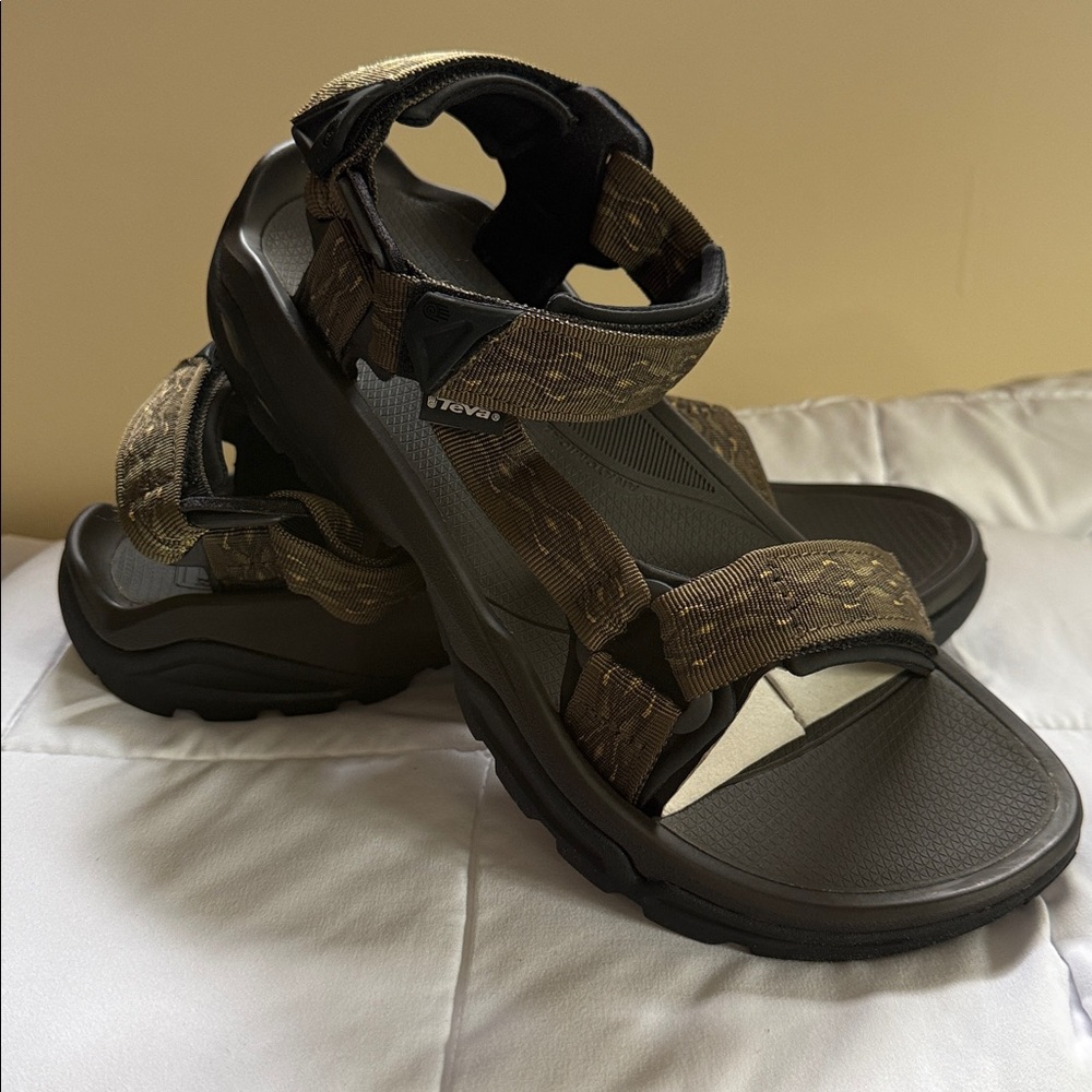 Teva M TERRA FI 4, MOWB  size M US 11 brand new with box
